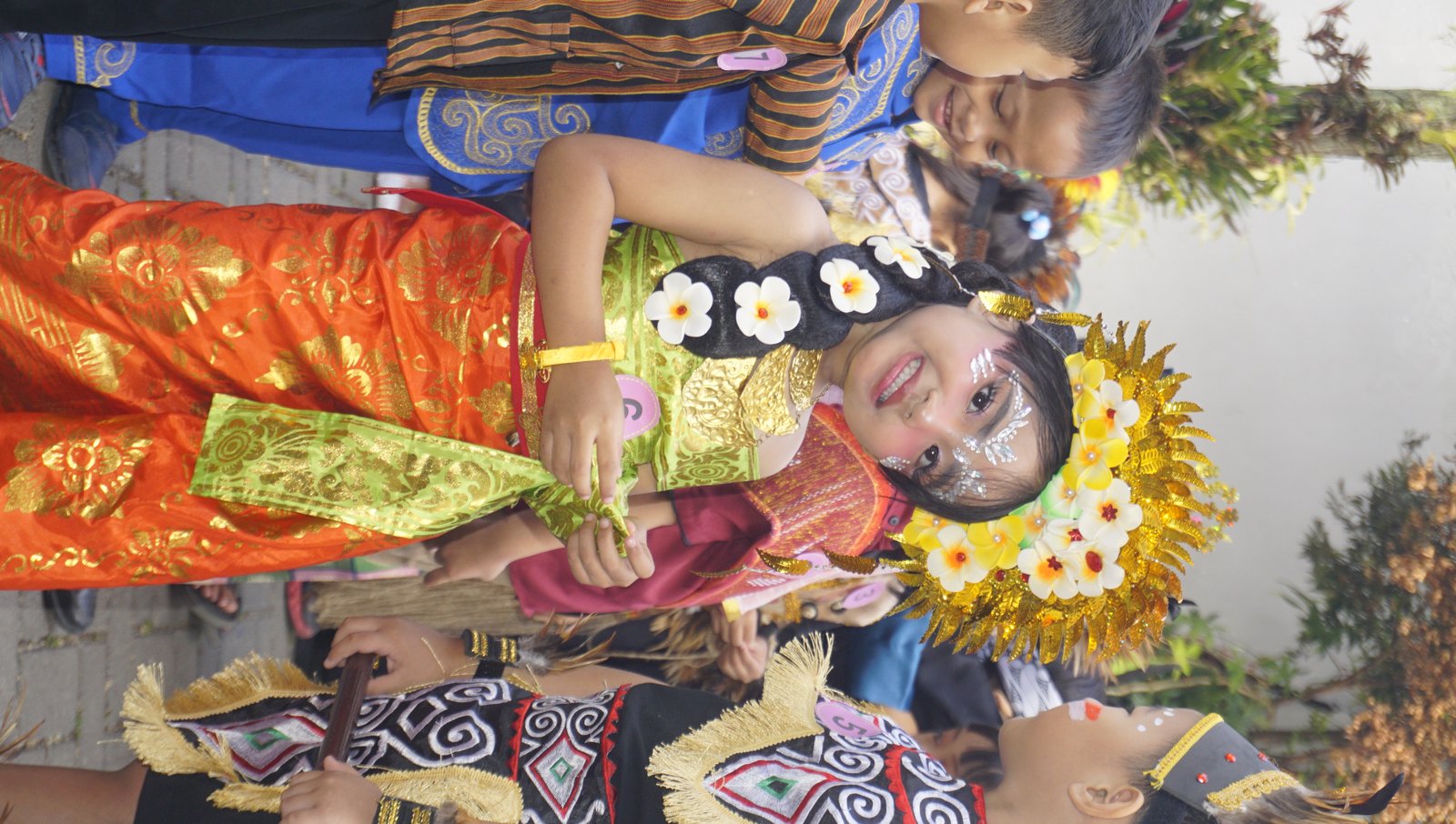 karnaval budaya : aku bangga memakai pakaian daerah indonesia
